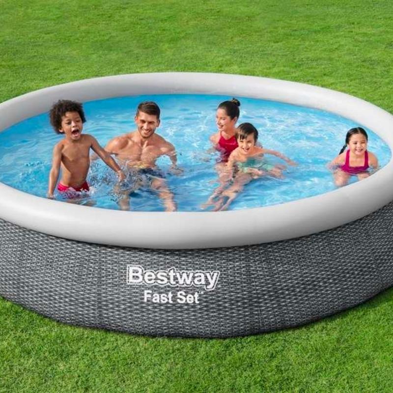 Rond opblaaszwembad in een tuin van het merk Bestway