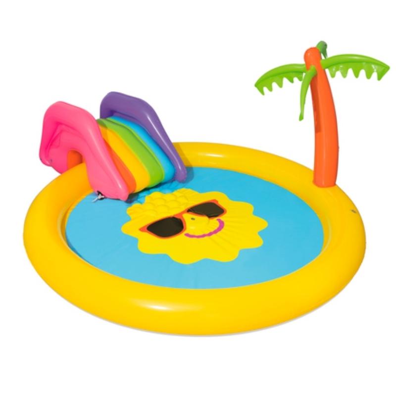 Kinderzwembad met glijbaan voor in de tuin met palmboom