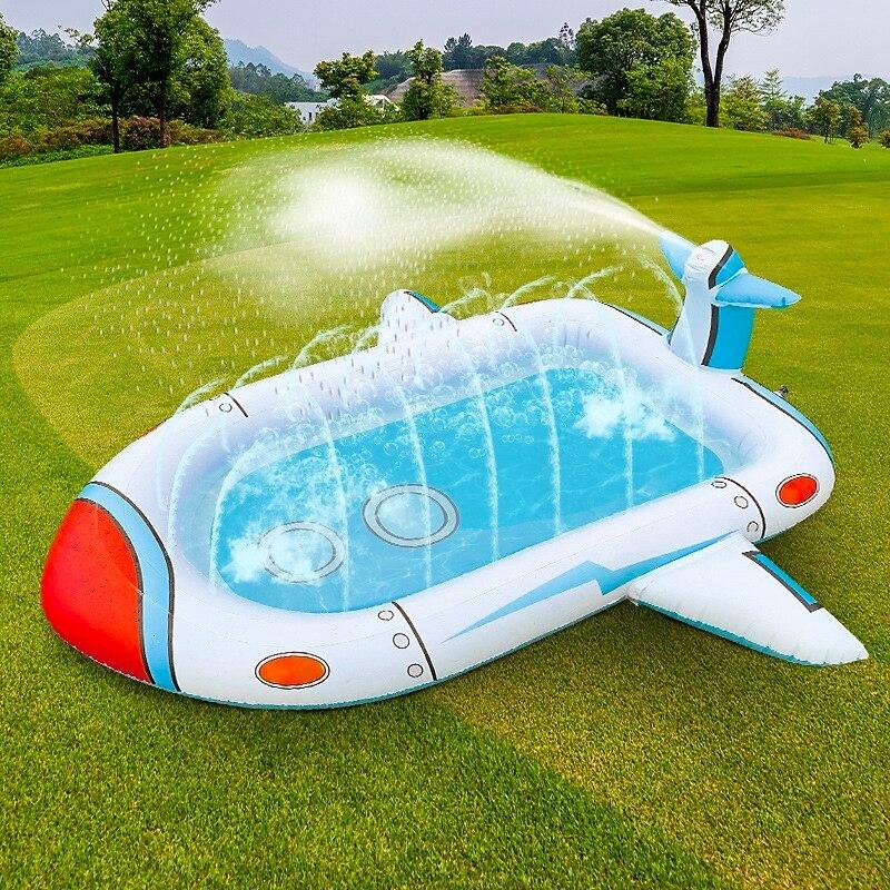 Kinderzwembad met sprinkler systeem in tuin