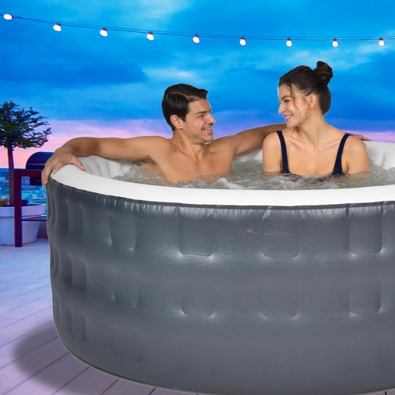 Opblaasbare jacuzzi in tuin bij maanlicht