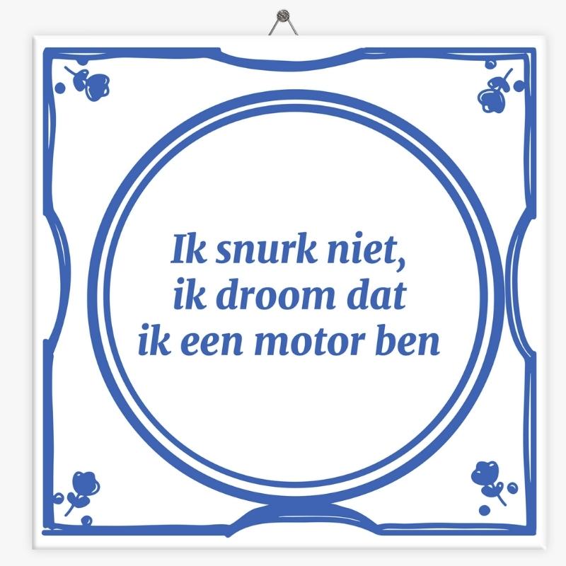 Tegeltjeswijsheid met de tekst Ik snurk niet, ik droom dat ik een motor ben