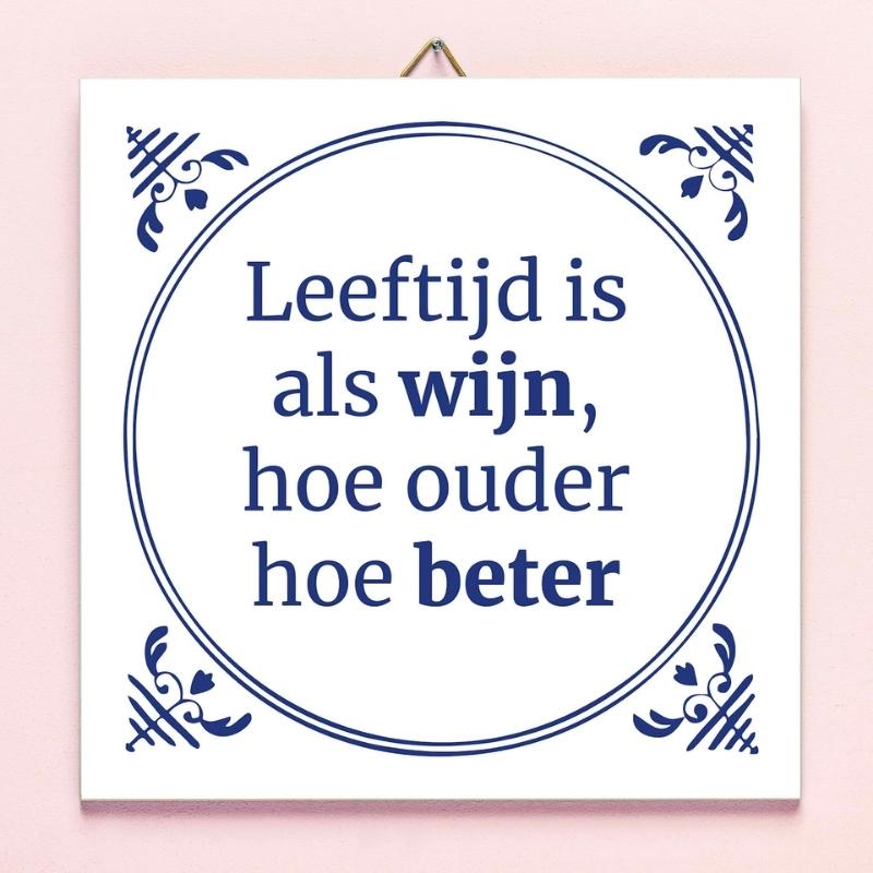 Tegeltjeswijsheid voor wijnliefhebber met de tekst Leeftijd is als wijn, hoe ouder hoe beter