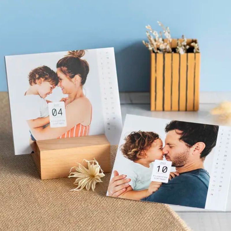 Gepersonaliseerde fotokalender maken met eigen foto's op bureau