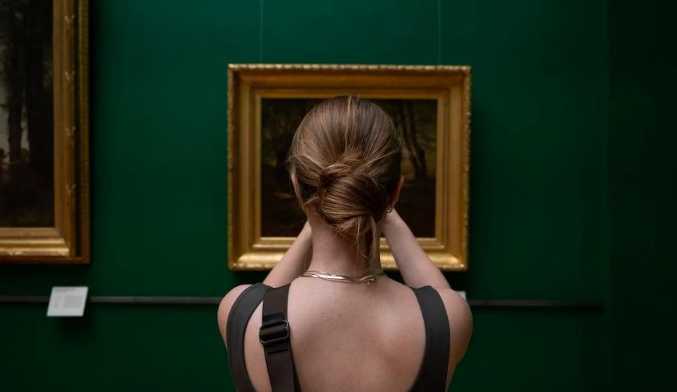 Vrouw in leuk museum voor schilderij