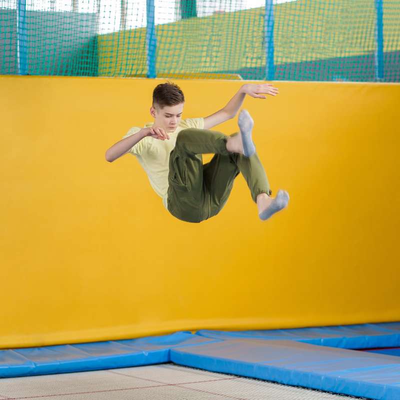 Jongeren in een trampolinepark tijdens een dagje uit