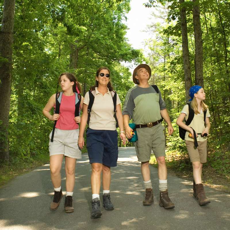 Actief dagje uit met tieners wandelen in het bos