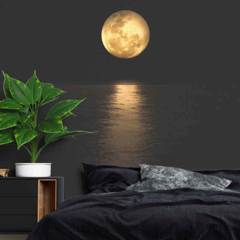 Donker fotobehang in een slaapkamer met afbeelding van een volle maan