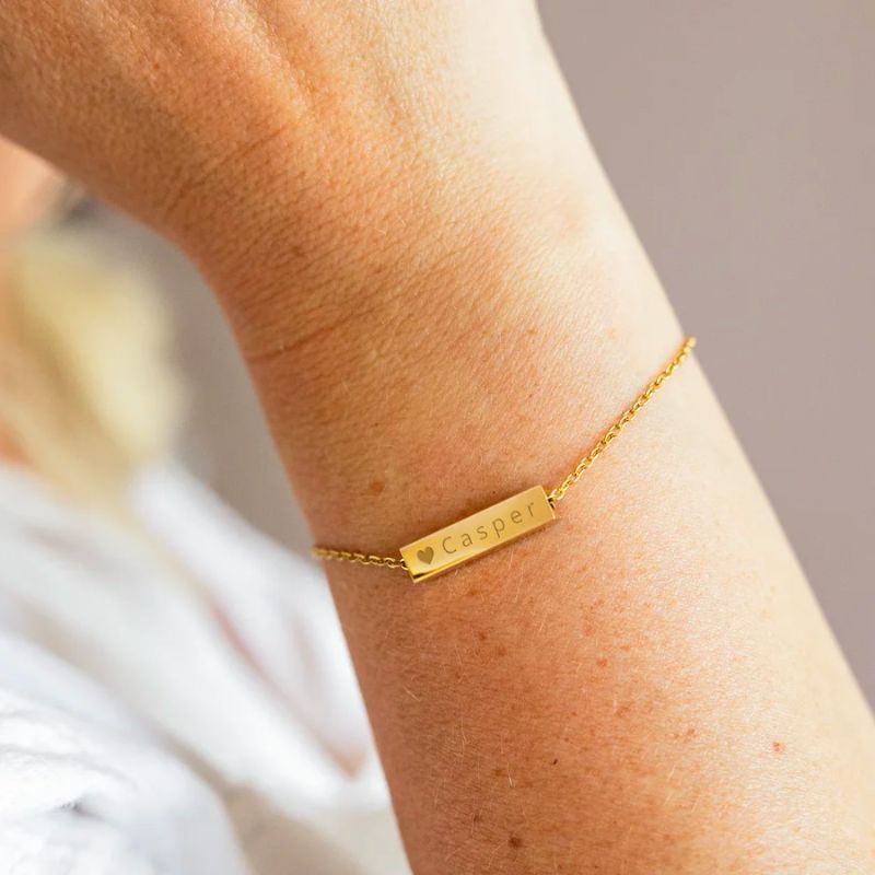 Gepersonaliseerd armbandje met naam en hartje om pols van vrouw