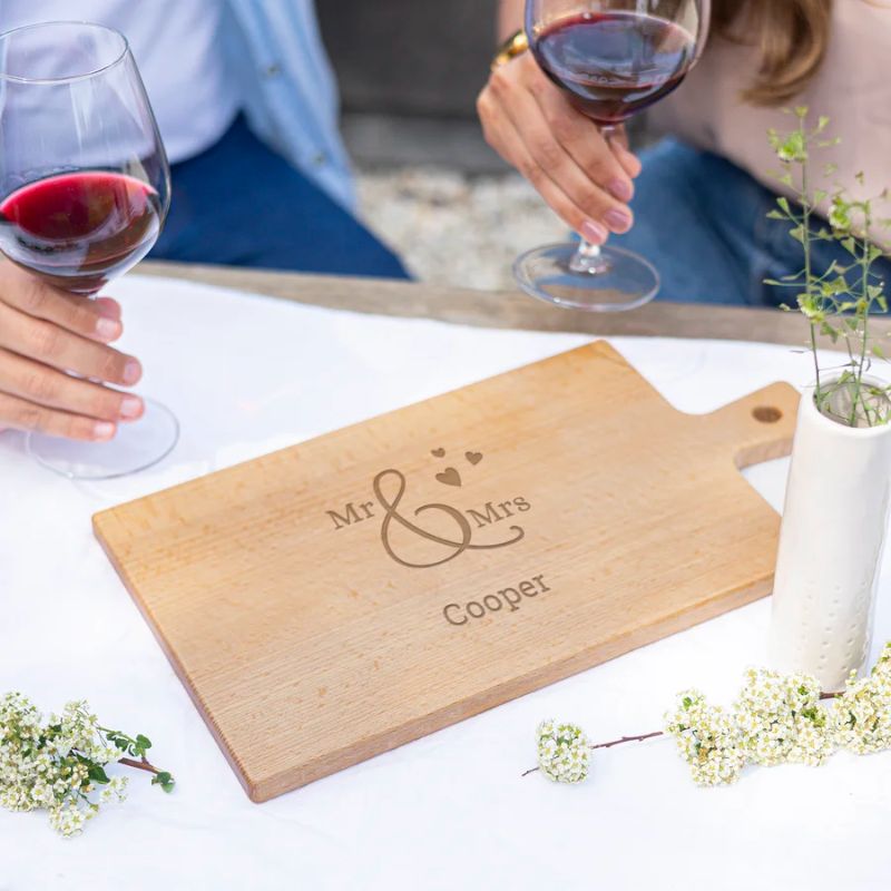 Gepersonaliseerde borrelplank op tafel tijdens borrel