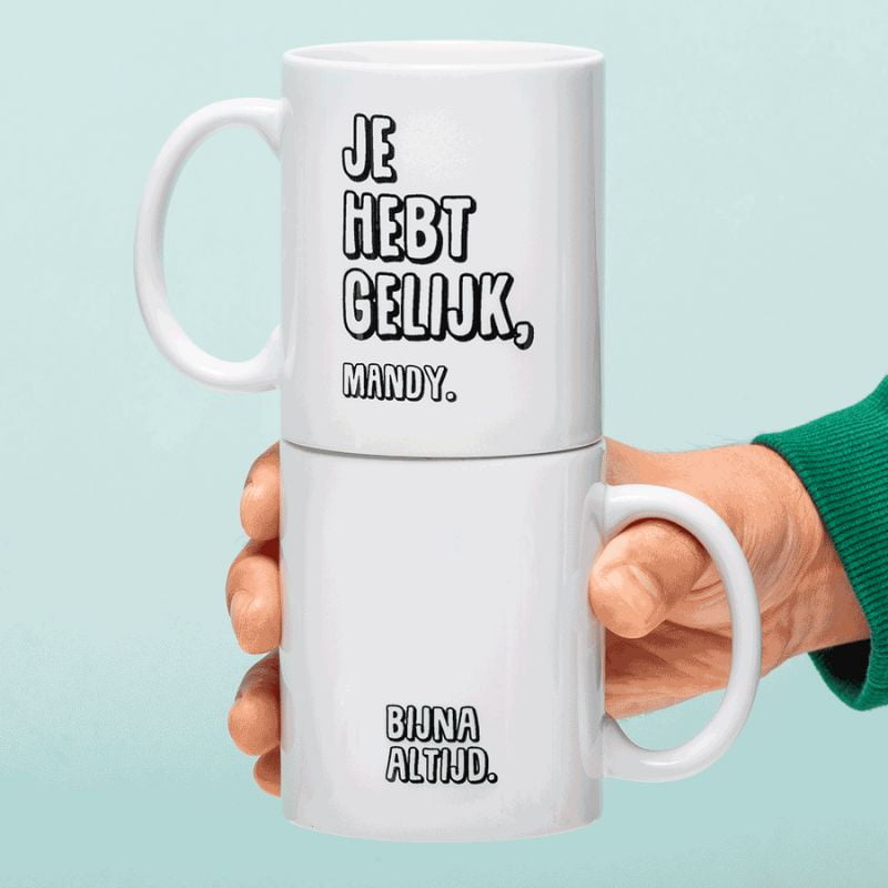 Mok met foto en naam met een grappig design op tafel in keuken
