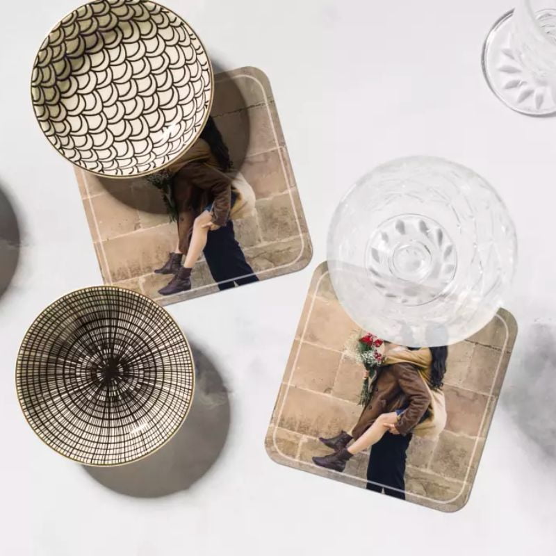 Gepersonaliseerde onderzetters met eigen foto op salontafel