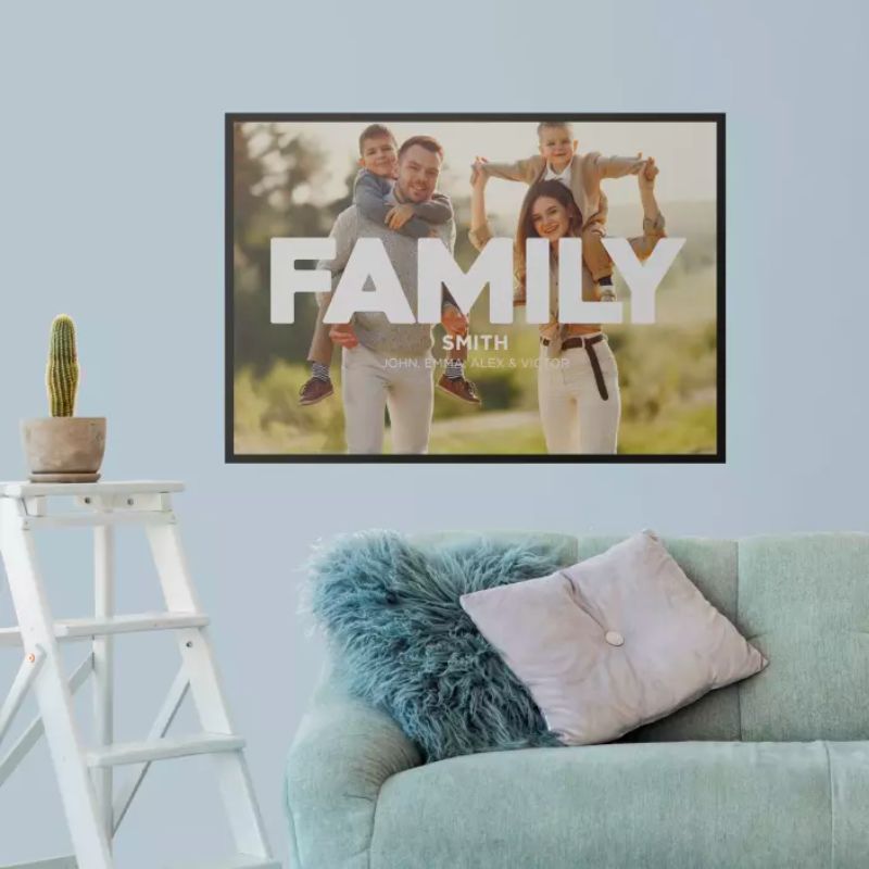 Gepersonaliseerde poster in woonkamer met eigen tekst en foto