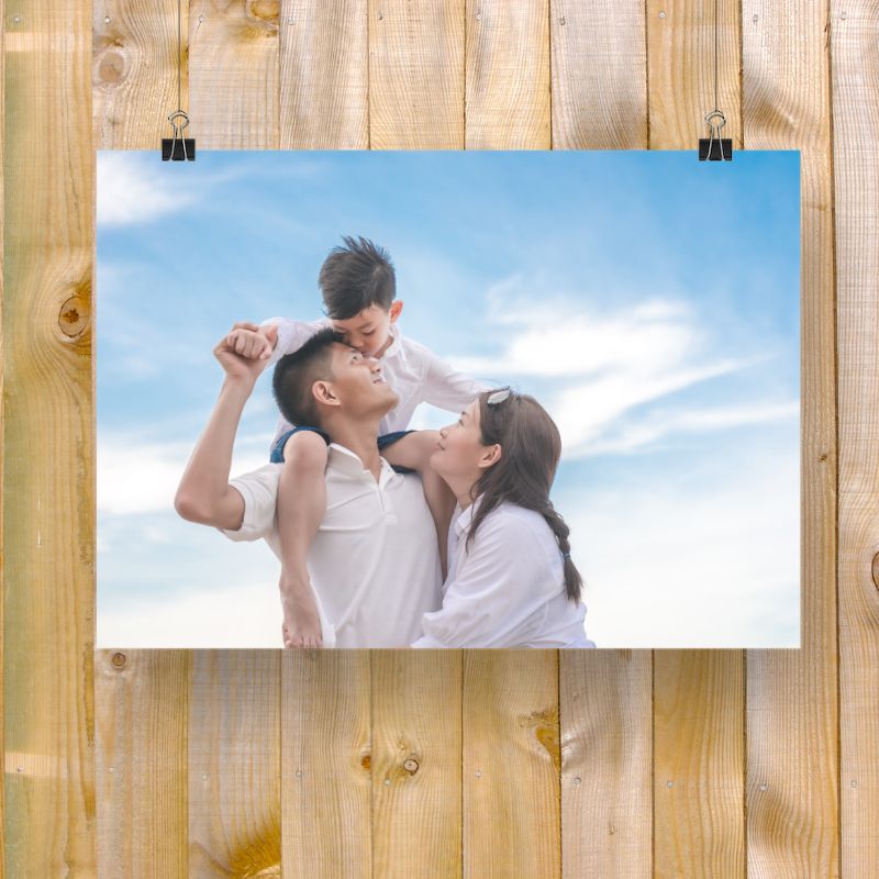 Gepersonaliseerde tuinposter met eigen foto aan schutting in de tuin