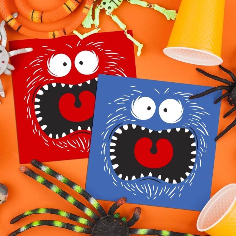 Kleurrijke onderzetters in de vorm van monsters op koffietafel