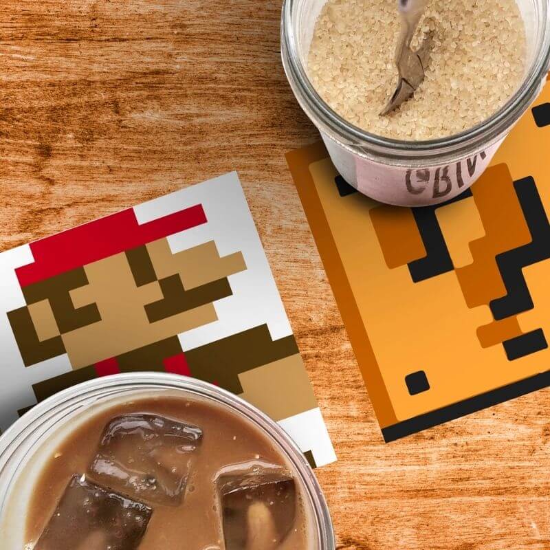 Super Mario onderzetters op tafel met glazen