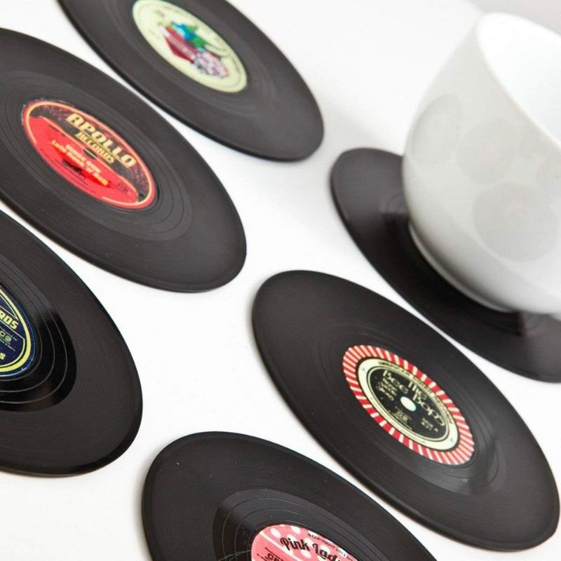 Vinyl platen onderzetters voor glazen op een koffietafel