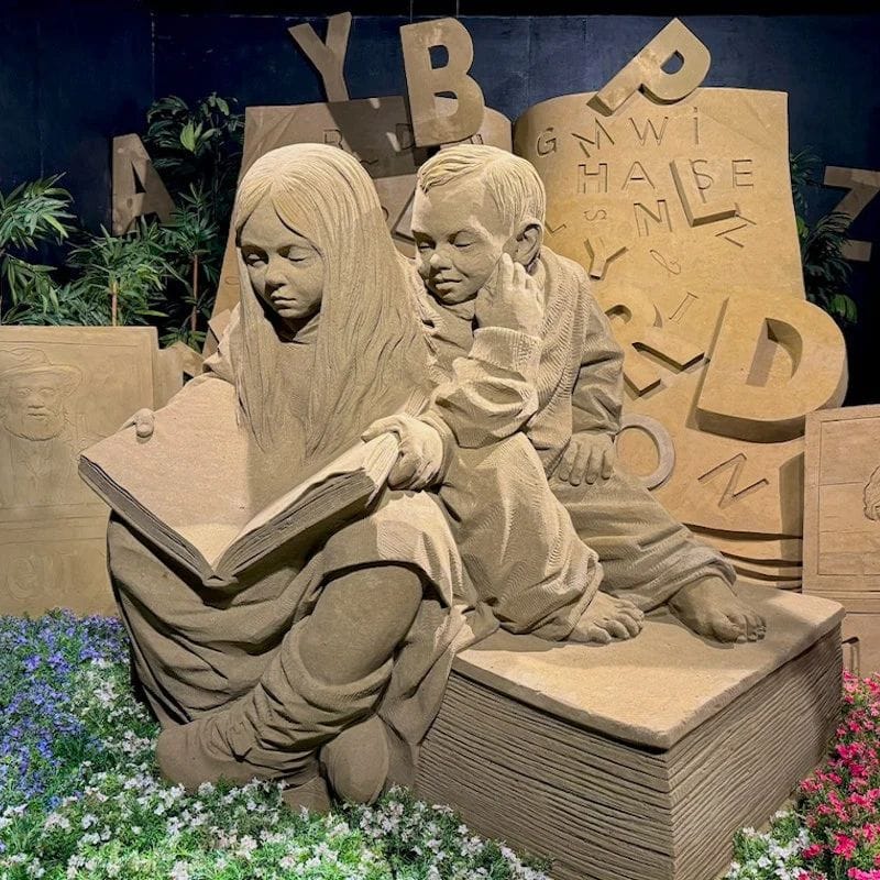 Zandsculptuur bekijken tijdens dagje uit met familie in de winter