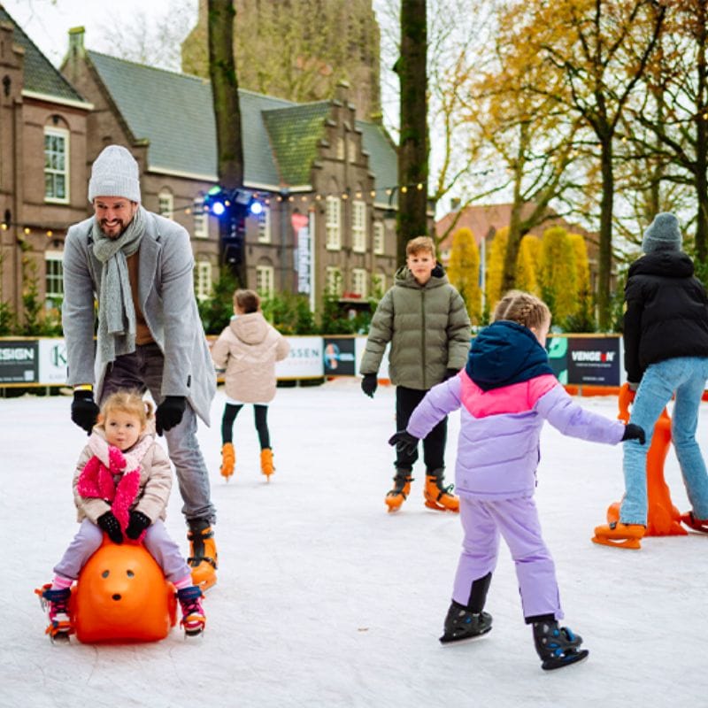Schaatsen met familie op ijsbaan